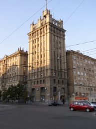 D:\Pics\Фотки\Всё мамы\УР 15\Архитектура\Dom_so_shpilem.jpg